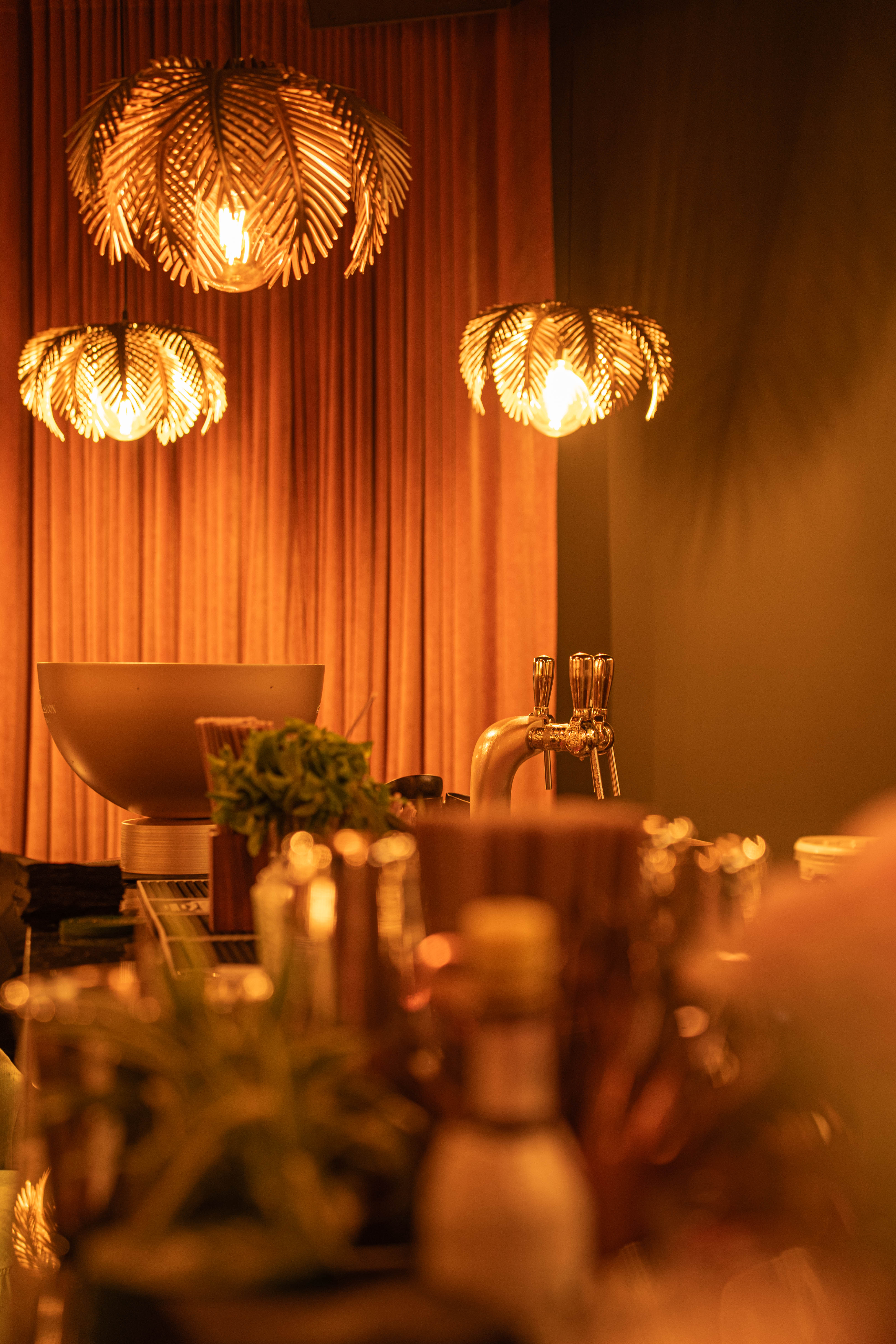 Banquettes et lumières tamisées
